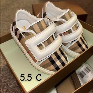 Burberry shoes 5.5c
